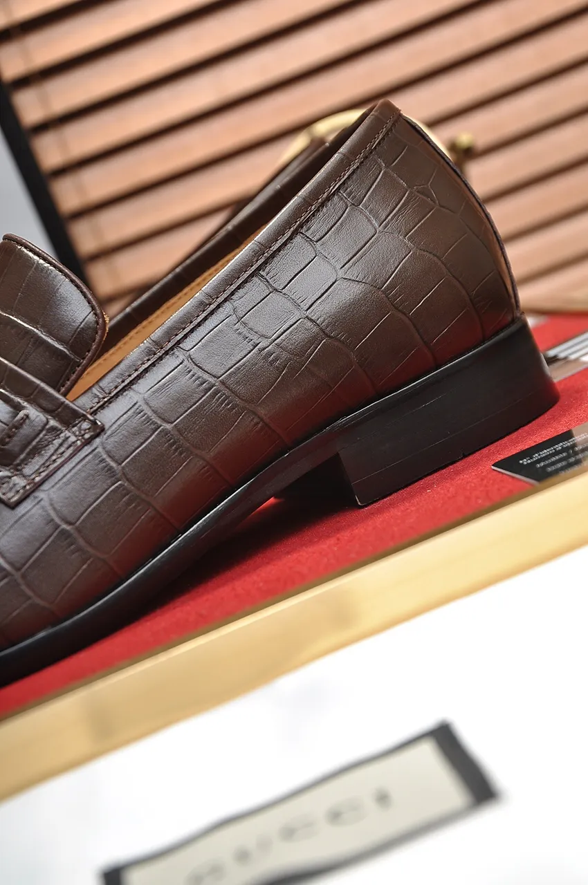 Men's shoes💰500💶Italy's top luxury men's shoe giant (GUCCI) (Gucci) (full cowhide lining) new arrival🍃Original European style🔰 Pleasant to the eye😍In order to make the shoes more durable and non-deformable🌀The production continues to follow traditional methods but there is still no lack of innovation💪Choose original sheepskin for the leather♻️ Smooth and natural And extra bright ⭐Made of imported cowhide, the first choice of rich people 38-45 (45 customized)
